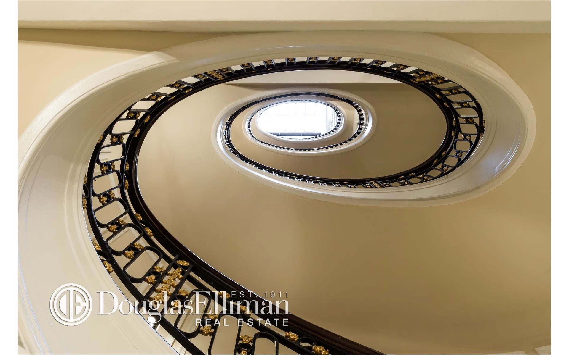 Downtown labeled staircase leading to the lower level of the pottery barn  in the flatiron district, Manhattan, NYC, USA Stock Photo - Alamy